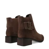 Botas cortas de cuero sintético color negro, con diseño de punta fina y taco cuadrado bajo. Presentan un detalle de tira con hebilla metálica en el lateral y paneles elásticos para un ajuste cómodo.