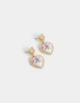 Aros colgantes cortos dorados con forma de corazón estilo vintage y flor de metal, con cierre de tope a presión.
