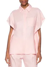 Camisa rosa claro de lino, con cuello clásico, manga corta tipo kimono, cierre frontal con botones y bolsillo de parche en el pecho.