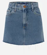 Minifalda de jean azul con bolsillos delanteros y traseros, cierre con botón y cremallera.