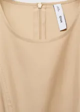Vestido midi color beige, sin mangas, con cuello redondo y corte evasé.