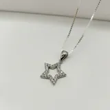 Conjunto de collar en plata 925 con dije en forma de estrella decorado con circonias, cadena de 45 cm y eslabón de 1 mm.
