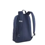 Mochila Puma negra con logo de la marca en blanco en el lateral y un bolsillo lateral de malla. Tiene correas ajustables y un detalle reflectante en una de ellas.