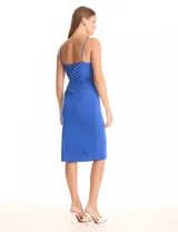 Vestido midi azul de seda fría, marca Julia Jordan, con escote en V cruzado, frunces en el lateral izquierdo y cierre invisible en el lateral derecho. Tiene forro interno a tono.