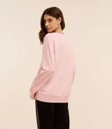 Sweater de pijama rosa de algodón con mangas largas, cuello redondo y estampa de leopardo con laptop y texto "Day Off".