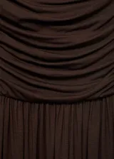 Vestido largo marrón sin mangas, con escote strapless, detalle fruncido en la cintura y falda acampanada.