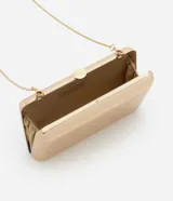 Cartera clutch rectangular rígida color dorado, con textura acanalada y cierre de broche. Incluye correa de cadena dorada desmontable.