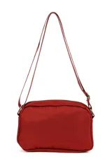 Bandolera roja de poliéster con correa regulable y dos bolsillos externos con cierre.