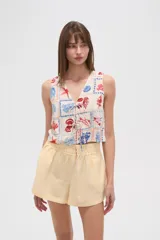 Musculosa estampada con motivos marinos en tonos azul y rojo, con escote en V y lazo ajustable.