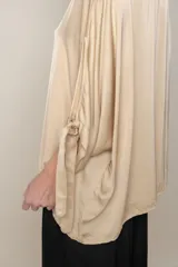 Blusa italiana holgada de color negro con cuello redondo y mangas 3/4 con detalle de lazos.