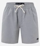 Bermuda masculina de sarga, color verde claro con estampado de rayas finas. Posee cintura elástica con cordón para ajuste y bolsillos.