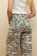 Pantalón wide leg de denim con estampado animal print.