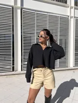 Short color beige de ecocuero con cinturón con hebilla plateada.
