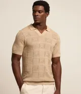 Remera polo de manga corta color beige, con cuello inglés y textura patchwork en cuadrados.