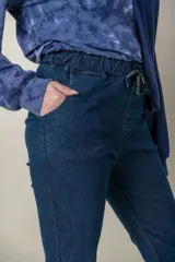 Pantalón de jean azul con cintura elastizada y cordón ajustable.