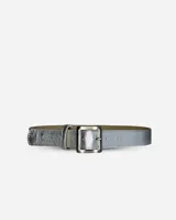 Cinto de cuero color marrón con hebilla metálica plateada de forma rectangular.