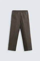 Pantalón de lino color marrón oscuro, de corte recto y relaxed fit. Tiene cintura elástica ajustable con cordón, bolsillos frontales y traseros de parche.