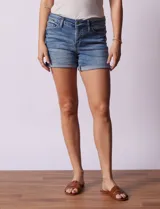Short de jean azul, marca Royalty. Con pretina con pasadores, botón y cierre. Delantera y trasera con bolsillos. Ruedo con dobladillo.