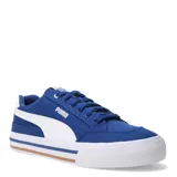 Championes urbanos Puma modelo Court Classic Vulc de corte bajo, color azul con la franja característica de la marca en blanco. Cuentan con capellada textil, cierre de cordones al tono y suela de goma blanca vulcanizada con detalles de líneas en azul y marrón.