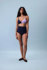 Culotte negro de algodón con doble tela y diseño sin elásticos.