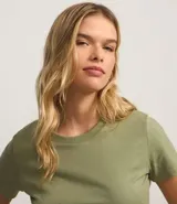 Remera básica de media malla color blanco, con cuello redondo y mangas cortas.