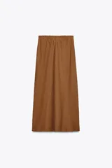 Falda midi color marrón confeccionada en lino 100%. Tiene tiro medio, cintura elástica ajustable con cordones y bajo evasé.