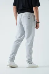 Pantalón de jogging negro de felpa con cintura ajustable con cordón y logo bordado.