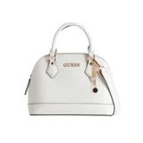 Cartera tipo bowling color blanco con estampado del logo de la marca en relieve. Tiene doble asa de mano, correa bandolera ajustable y desmontable, cierre superior con cremallera, herrajes dorados y charm colgante con forma de corazón y logo de Guess.
