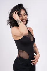 Body negro con cuello alto, mangas sisa y transparencias de tul en el escote y los laterales.