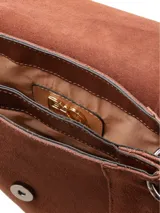 Bandolera marrón de cuero gamuza con detalles artesanales y borla colgante. Tiene correa larga regulable y cierre con cremallera.