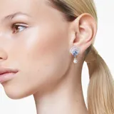 Aros colgantes con forma de concha marina, adornados con cristales Swarovski transparentes y un cristal azul en el centro. Cuentan con una perla de cristal blanca colgando.