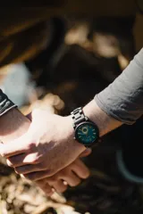 Reloj Chenaut Saphir d’Ébène con movimiento de cuarzo, caja y malla de madera de ébano, esfera azul zafiro con detalles dorados, cristal Hardlex resistente a los arañazos y cierre oculto con botón.