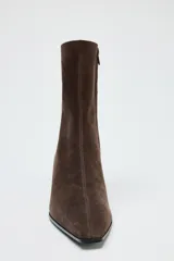 Botín marrón de gamuza con puntera fina y cierre lateral con cremallera. Tacón kitten de 5 cm.
