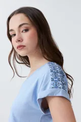 Remera verde de corte clásico con cuello en V y mangas cortas con dobladillo.