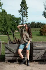 Remerón verde militar de corte holgado, con cuello redondo y estampado de sol y luna en tonos marrones.