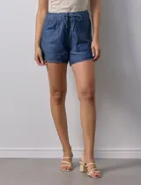 Short color beige de tencel, con pretina ancha elastizada y lazo de ajuste. Tiene bolsillos delanteros y bolsillos simulados en la parte trasera.