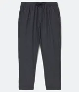 Pantalón de vestir gris oscuro, corte slim cropped, con cintura elástica ajustable con cordón, bolsillos laterales y traseros.