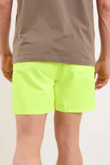 Short de baño verde liso con cintura elástica.