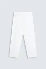 Pantalón de lino color marrón oscuro, de corte recto y relaxed fit. Tiene cintura elástica ajustable con cordón, bolsillos frontales y traseros de parche.