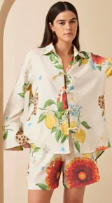 Short tipo bermuda de lino color crudo con estampado de limones, flores y girasoles. Tiene cintura elastizada con lazo ajustable y bolsillos laterales.