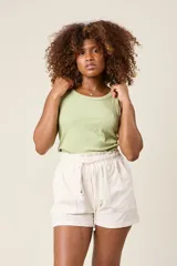 Short blanco de lino con cintura elastizada y cordón ajustable.