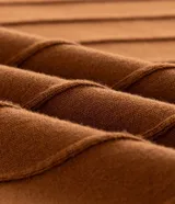 Remera de manga corta color marrón, con cuello redondo y textura acanalada vertical. Confeccionada en viscosa y poliamida.