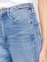 Pantalón de jean celeste, de corte recto y tiro alto, con cintura ajustable, cinco bolsillos y efecto desteñido.