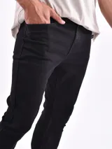 Jean skinny negro de tiro medio, corte ajustado y largo al tobillo.