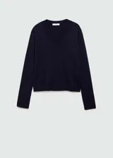 Sweater rojo de punto fino con cuello en V y mangas largas.