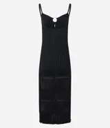 Vestido midi negro de microfibra con efecto punto, escote en V con adorno metálico redondo y breteles finos.