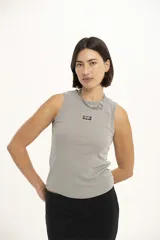 Musculosa gris de algodón con cuello redondo y logo estampado en el pecho.