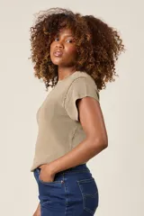 Blusa color beige de hilo con cuello redondo y mangas cortas con detalle de cadena plateada en los hombros.