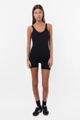 Mono corto negro de algodón con lycra, calce slim, tipo musculosa sin mangas, con recorte por debajo del busto, espalda descubierta y detalle de plastisol Archive TW.