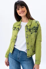 Campera de jean verde con efecto tie dye en negro, corte clásico, cuello camisero, cierre frontal con botones metálicos y bolsillos con solapa en el pecho.